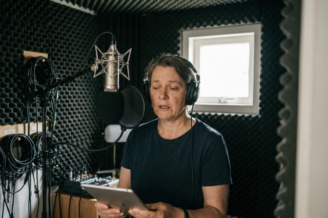 E-Learning & Corporate Narration: Steady VO Money